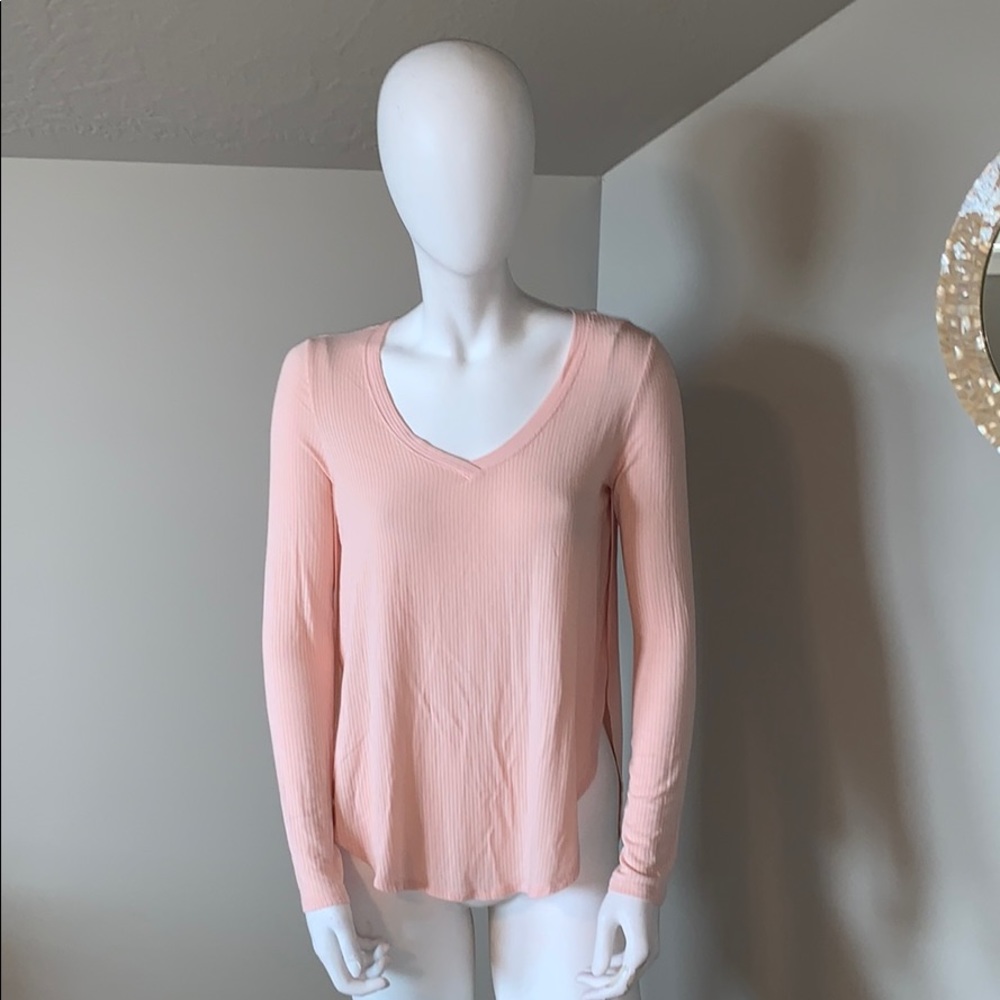💕Windsor pale peach side slit ribbed v neck top S